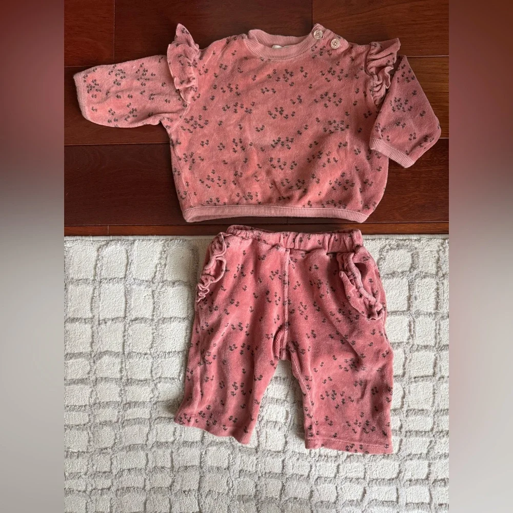 Bean’s Barcelona. Baby Ruffle Velvet Sweatshirt and Pants Set, Size 6-9 Months